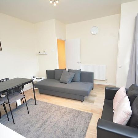 Lovely 4 Bedroom Apartment Close To The City Walking Distance From The Rivere View Londra Esterno foto