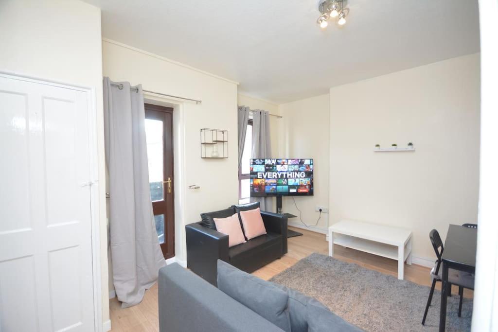 Lovely 4 Bedroom Apartment Close To The City Walking Distance From The Rivere View Londra Esterno foto