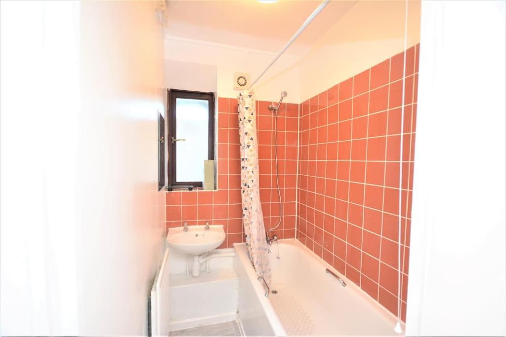 Lovely 4 Bedroom Apartment Close To The City Walking Distance From The Rivere View Londra Esterno foto