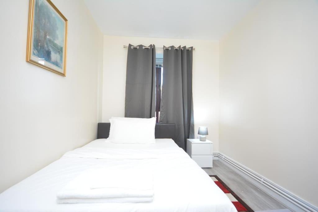Lovely 4 Bedroom Apartment Close To The City Walking Distance From The Rivere View Londra Esterno foto