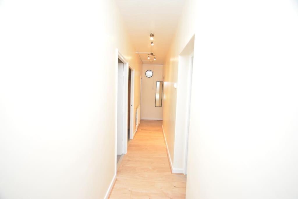 Lovely 4 Bedroom Apartment Close To The City Walking Distance From The Rivere View Londra Esterno foto