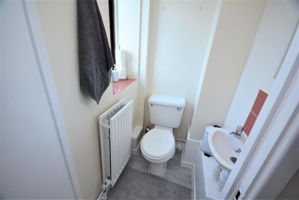 Lovely 4 Bedroom Apartment Close To The City Walking Distance From The Rivere View Londra Esterno foto