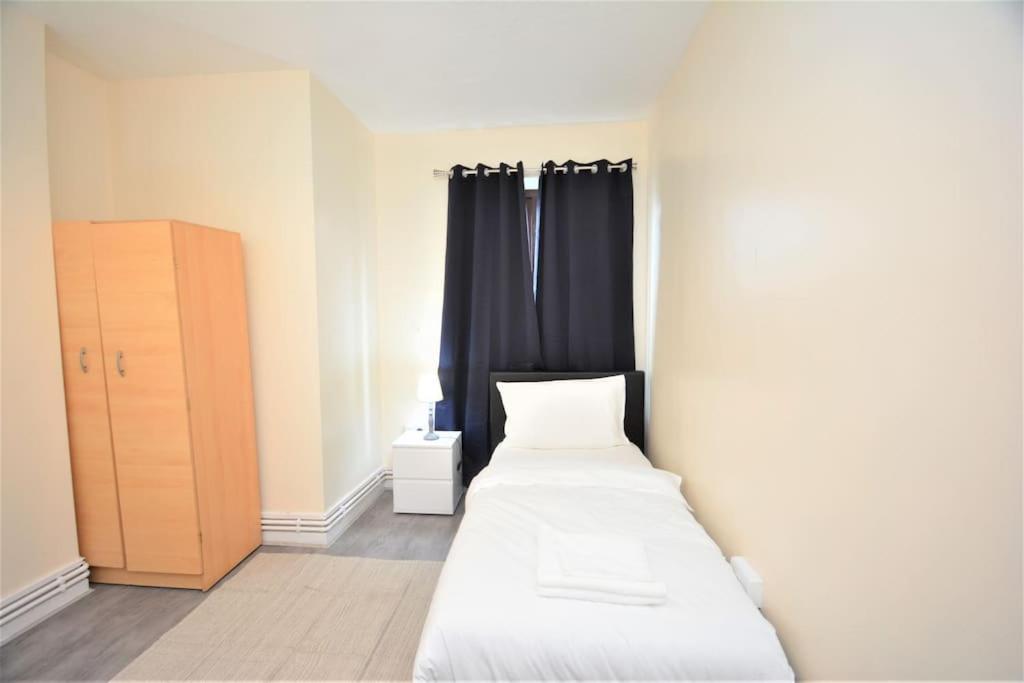 Lovely 4 Bedroom Apartment Close To The City Walking Distance From The Rivere View Londra Esterno foto