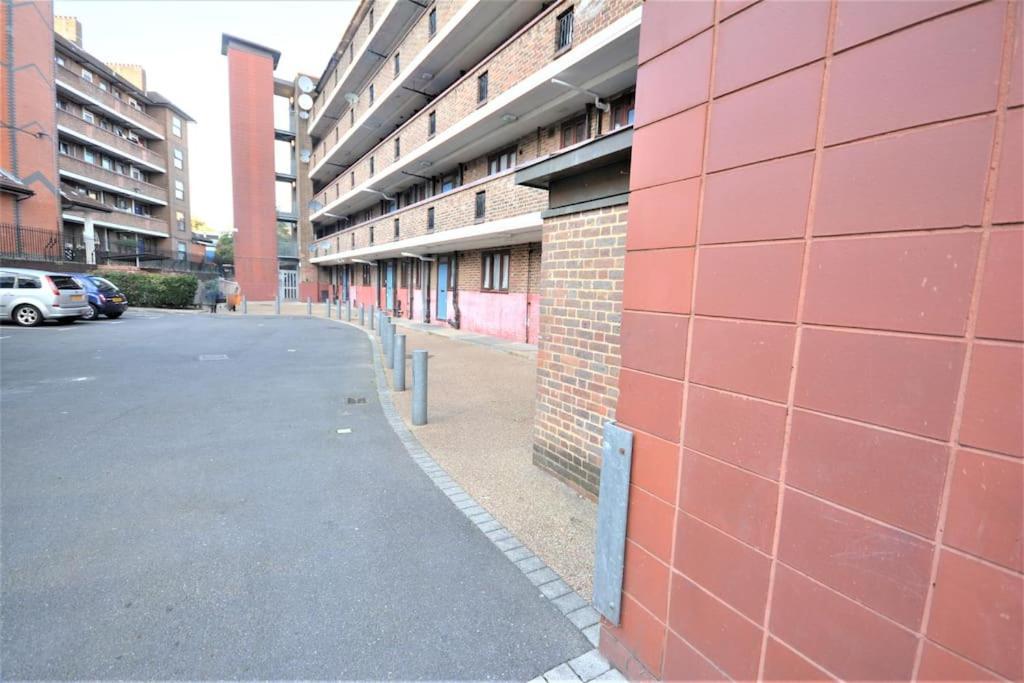 Lovely 4 Bedroom Apartment Close To The City Walking Distance From The Rivere View Londra Esterno foto