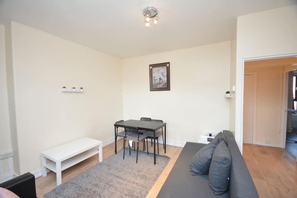 Lovely 4 Bedroom Apartment Close To The City Walking Distance From The Rivere View Londra Esterno foto