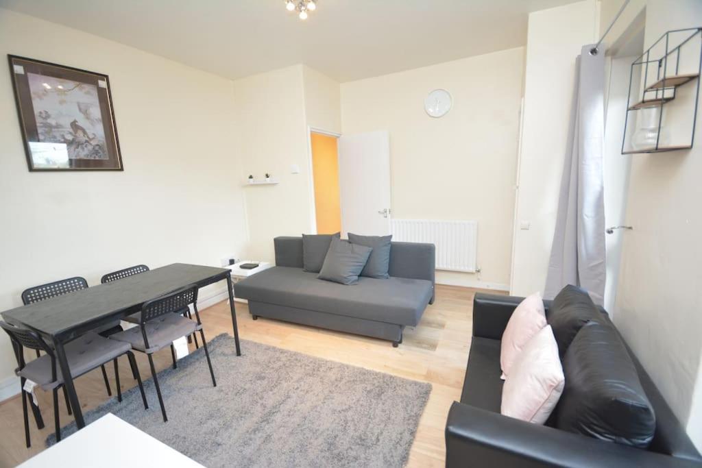 Lovely 4 Bedroom Apartment Close To The City Walking Distance From The Rivere View Londra Esterno foto