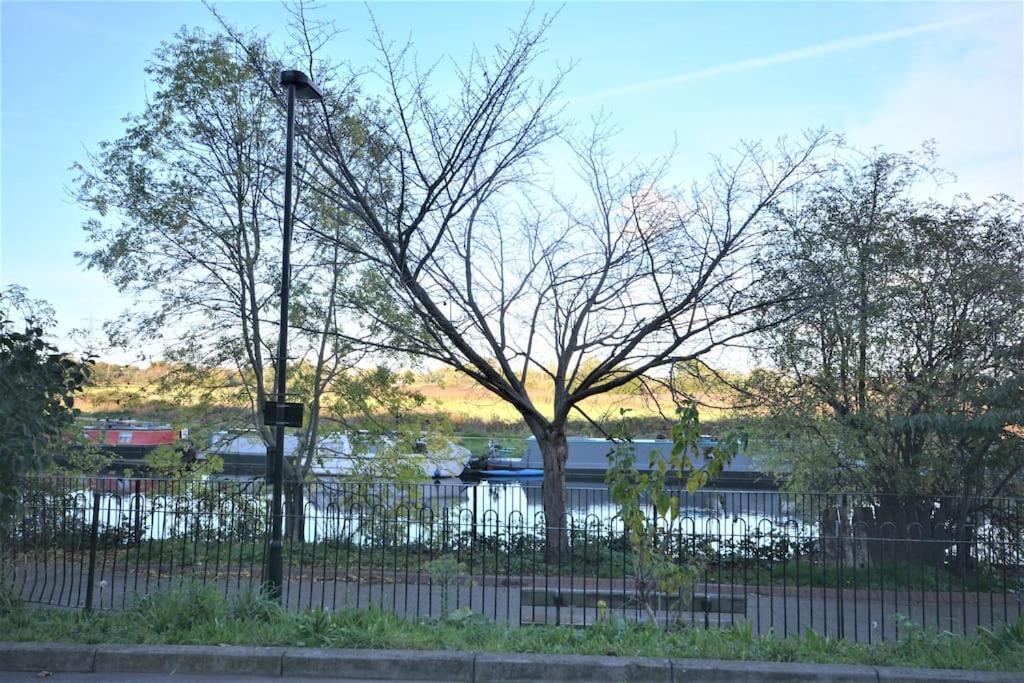 Lovely 4 Bedroom Apartment Close To The City Walking Distance From The Rivere View Londra Esterno foto