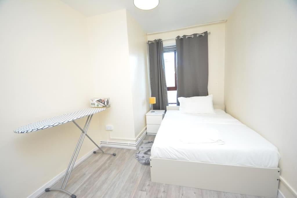 Lovely 4 Bedroom Apartment Close To The City Walking Distance From The Rivere View Londra Esterno foto