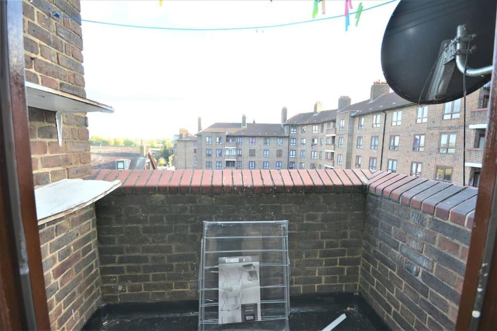 Lovely 4 Bedroom Apartment Close To The City Walking Distance From The Rivere View Londra Esterno foto