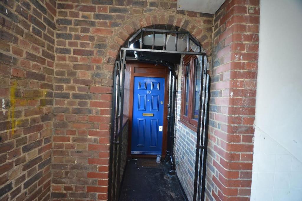 Lovely 4 Bedroom Apartment Close To The City Walking Distance From The Rivere View Londra Esterno foto