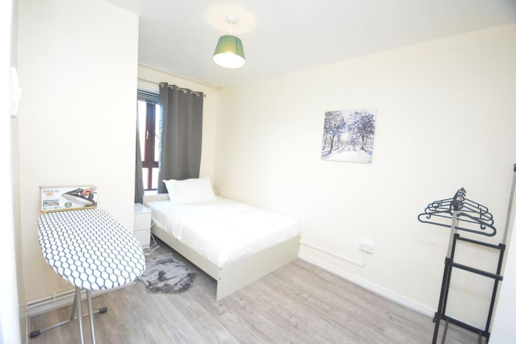 Lovely 4 Bedroom Apartment Close To The City Walking Distance From The Rivere View Londra Esterno foto