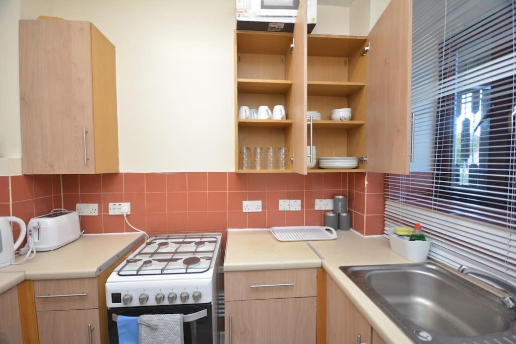 Lovely 4 Bedroom Apartment Close To The City Walking Distance From The Rivere View Londra Esterno foto