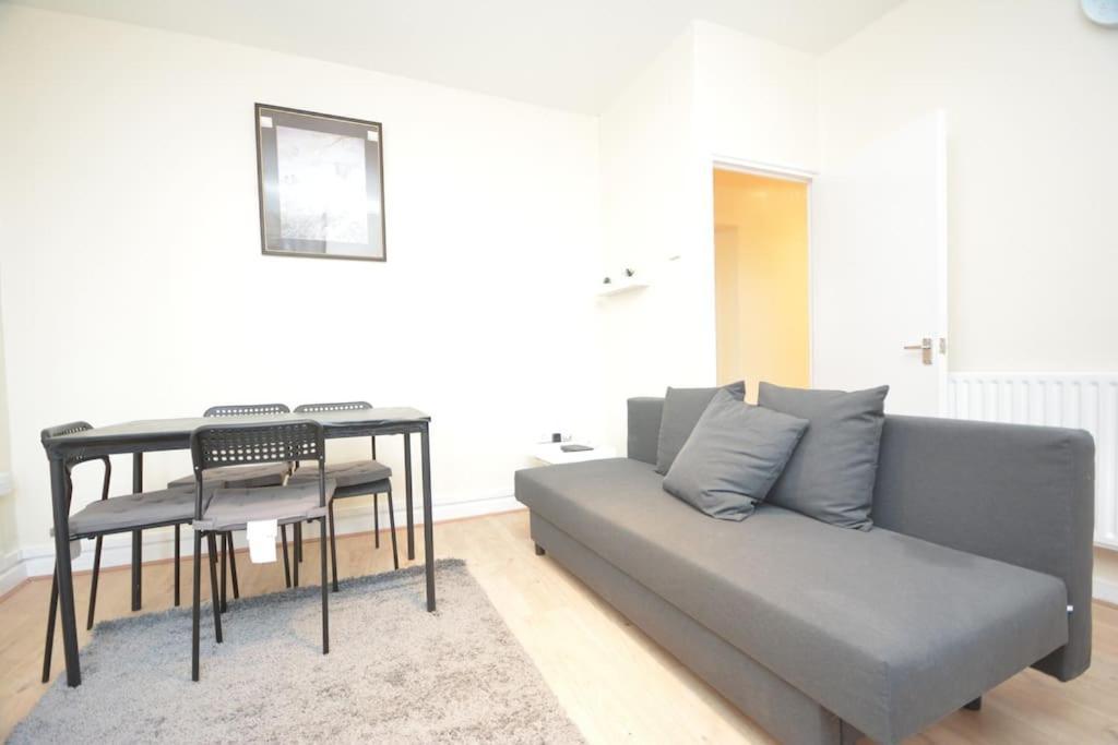 Lovely 4 Bedroom Apartment Close To The City Walking Distance From The Rivere View Londra Esterno foto