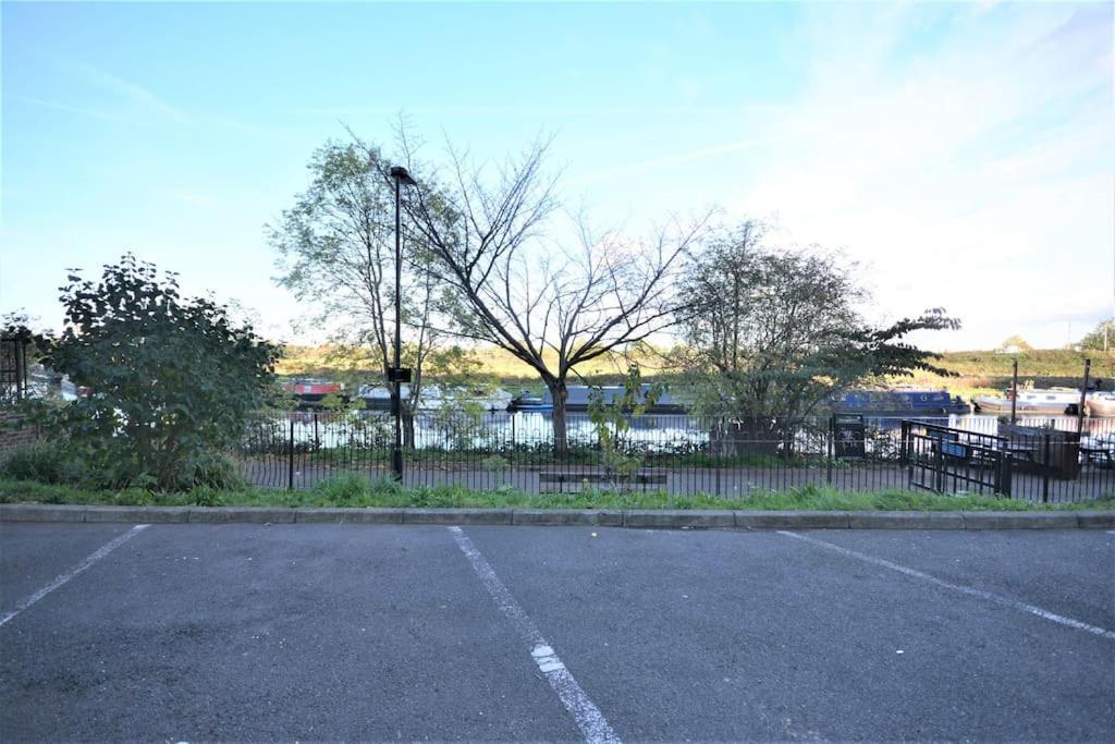 Lovely 4 Bedroom Apartment Close To The City Walking Distance From The Rivere View Londra Esterno foto