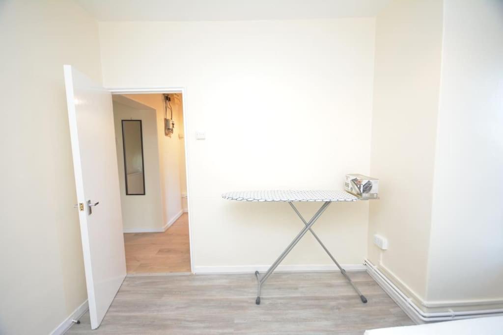 Lovely 4 Bedroom Apartment Close To The City Walking Distance From The Rivere View Londra Esterno foto