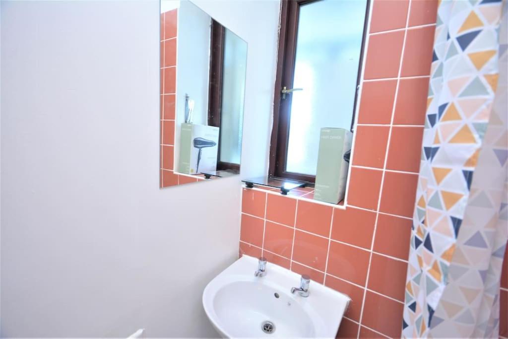 Lovely 4 Bedroom Apartment Close To The City Walking Distance From The Rivere View Londra Esterno foto
